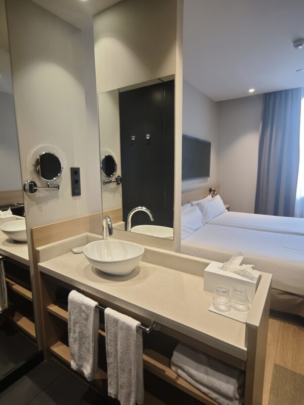 Hotel Ambit habitación doble confort con balcon