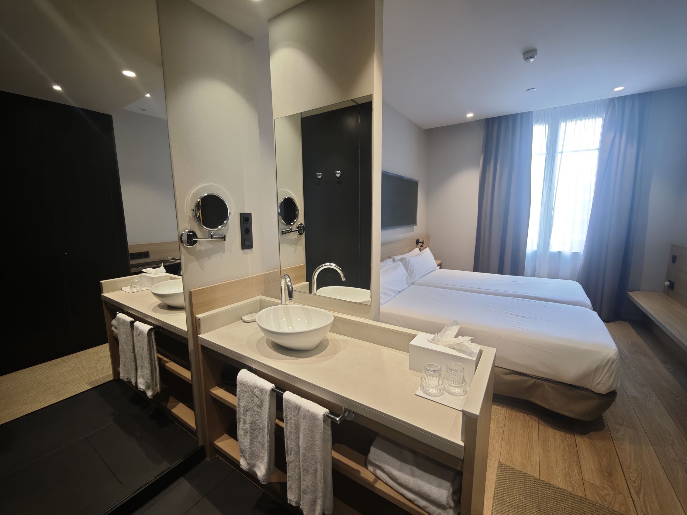 Hotel Ambit habitación doble confort con balcon